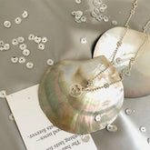 Schwarzes Schmucktablett mit Schmetterlingsmuschel